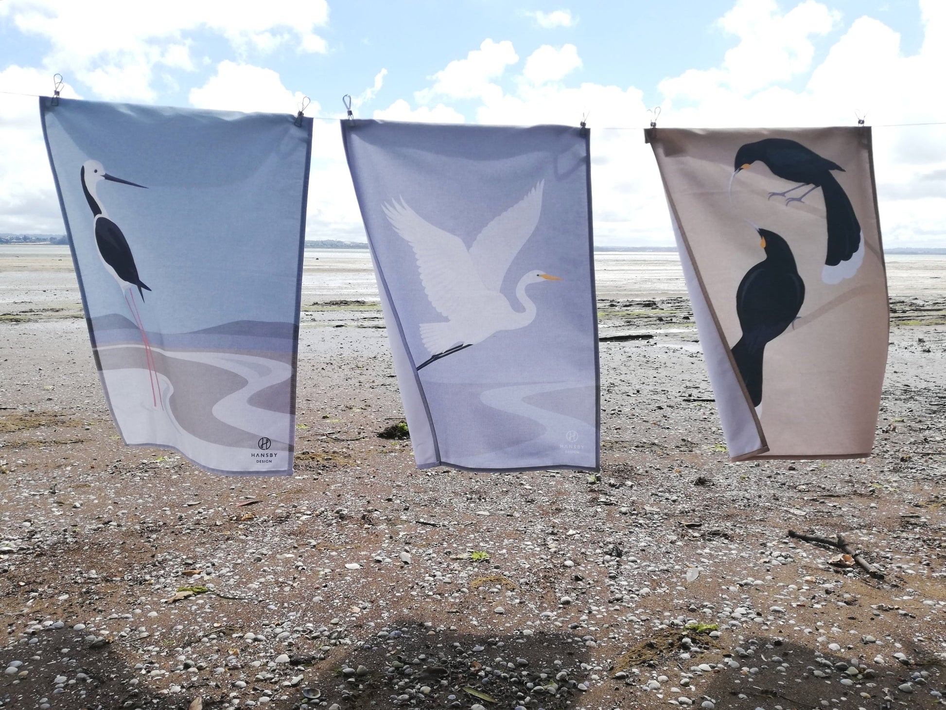 Luxury tea towels by Hansby Design, featuring NZ birds by artist Cathy Hansby. 